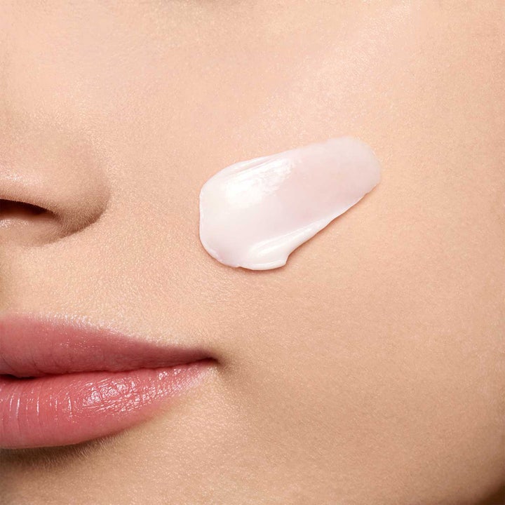 Clarins Super Restorative Day Cream 50 ml uudistava päivävoide, jonka vaaleanpunainen koostumus levittyy iholle.