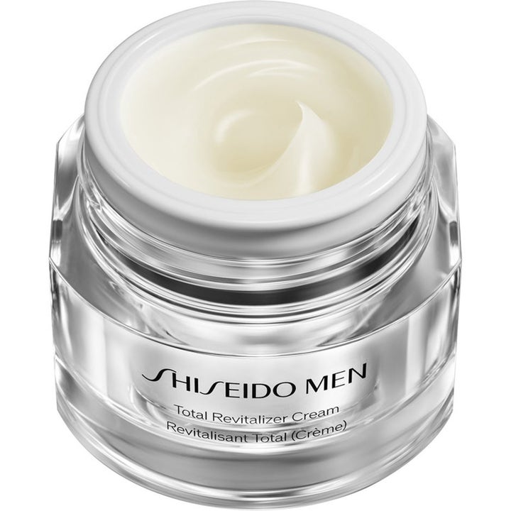 Shiseido Men Total Revitalizer Cream elvyttävä kasvovoide hopeisessa lasipurkissa ja täyteläinen valkoinen koostumus