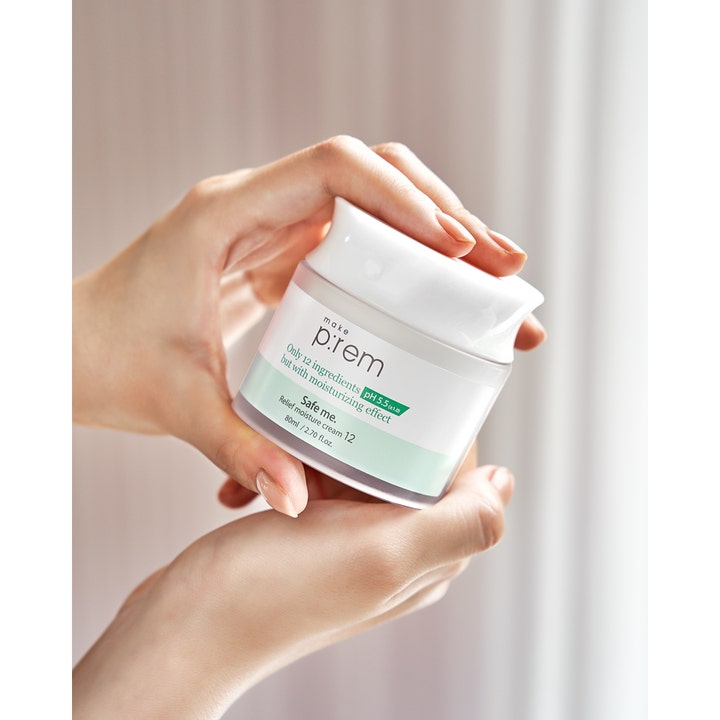 Make Prem Safe Me. Relief Moisture Cream 12 80 ml kosteuttava kasvovoide kädessä olevassa valkoisessa purkissa pH 5.5
