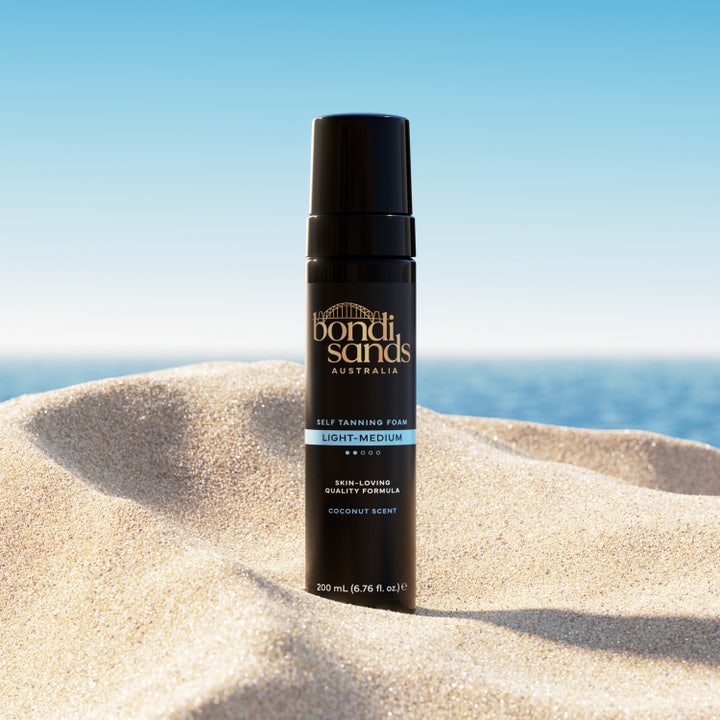 Bondi Sands Self Tanning Foam Light Medium 200 ml itseruskettava vaahto mustassa pullossa rannalla