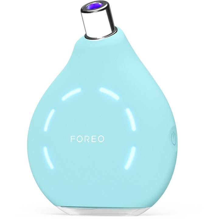 FOREO KIWI 1 kpl syväpuhdistava ihonhoitolaite on vaaleansininen pisaranmuotoinen laite jossa on hohtava valoympyrä