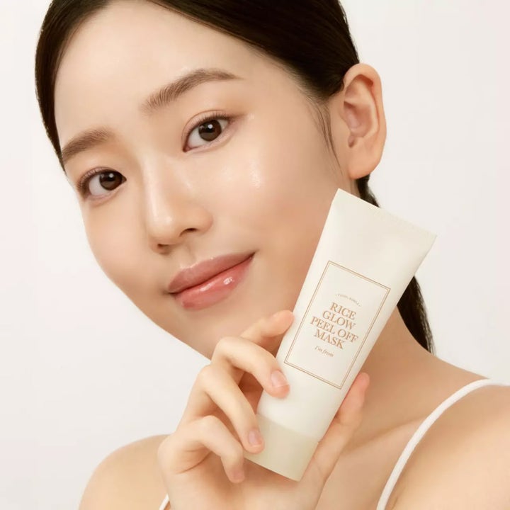 I'm from Rice Glow Peel Off Mask 70 g heleyttävä kasvonaamio valkoisessa tuubissa mallin pitelemänä.