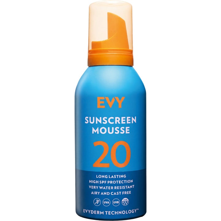 EVY Sunscreen Mousse SPF 20 150 ml suojaava aurinkovaahto sinisessä pullossa oranssilla korkilla.