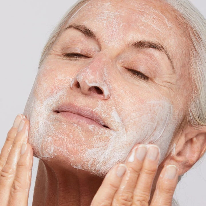 Dermalogica AGE smart Duo Skin Resurfacing Cleanser silottaa ihoa levitettäessä kasvoille.