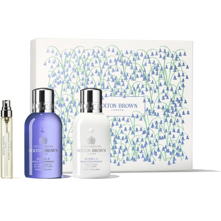 Molton Brown Bluebell & Wild Strawberry lahjasetti vartalolle sisältää lilan ja valkoisen pullon kukkakuvioisen laatikon edessä.