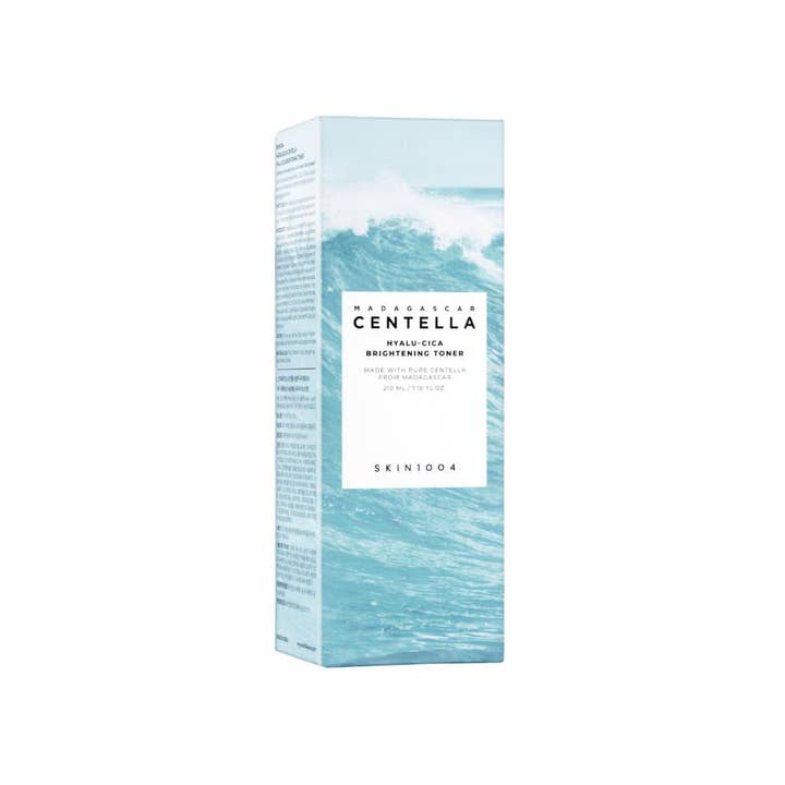 SKIN1004 Madagascar Centella Hyalu-Cica Brightening Toner 210 ml kirkastava kasvovesi aaltokuvioisessa pakkauksessa