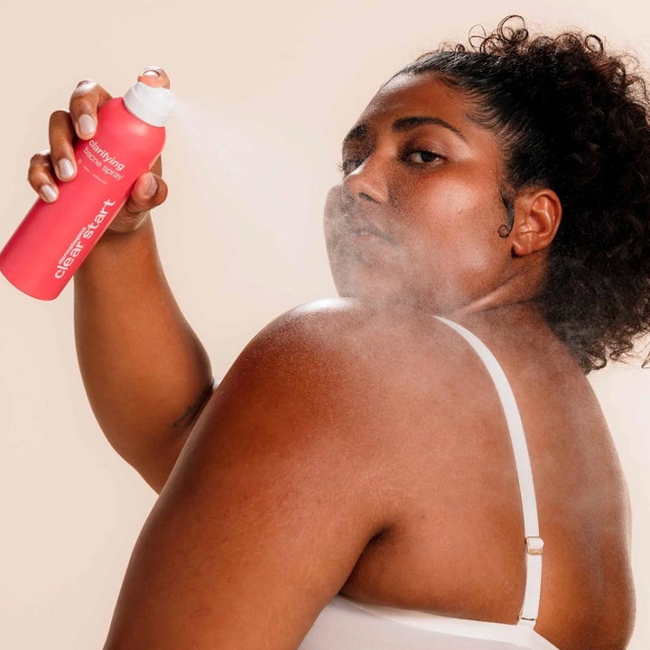 Dermalogica Clarifying Body Spray Duo salisyylihappoa sisältävä vartalosuihke jota suihkutetaan pinkistä pullosta selälle.