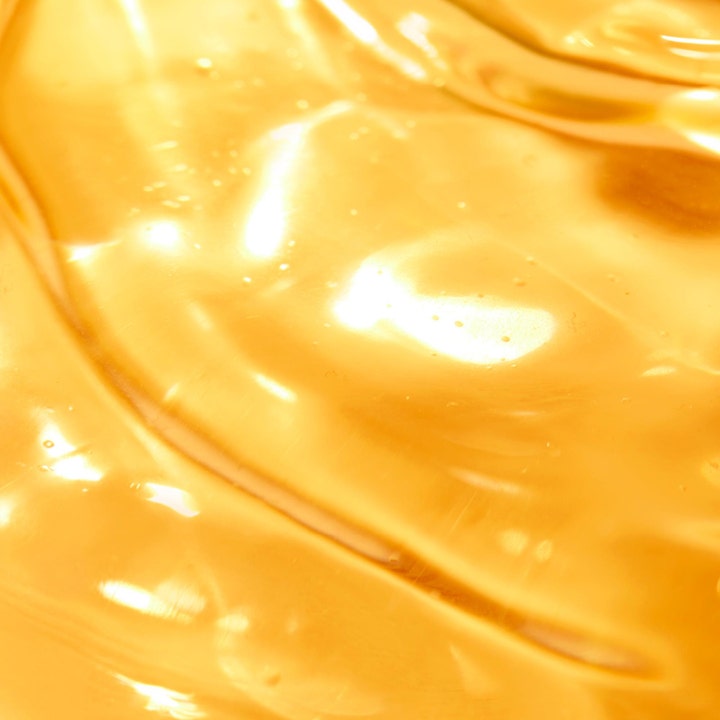 Nuxe Nuxe Sun Tanning Oil 150 ml aurinkosuojaöljy, jonka ylellinen kultainen ja kiiltävä koostumus heijastaa valoa.