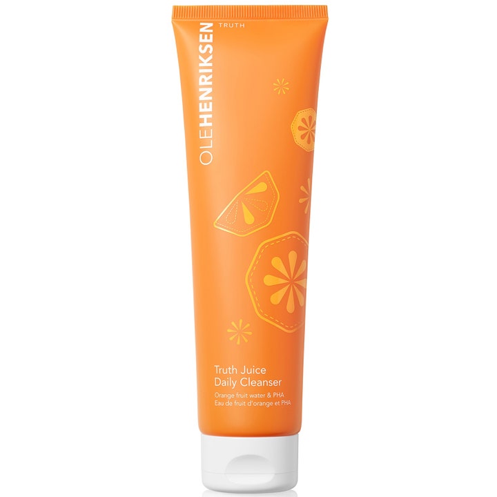 Ole Henriksen Truth Juice Daily Cleanser 150 ml puhdistusgeeli oranssissa tuubissa, jossa on sitruskuvioita.