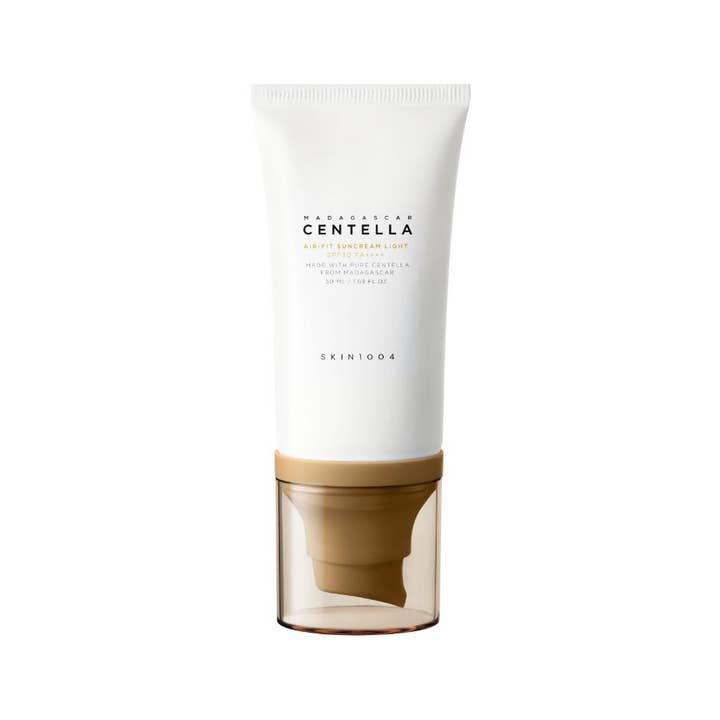 Skin1004 Madagascar Centella Air-Fit Suncream Light 50 ml aurinkovoide valkoisessa tuubissa ja kullanruskeassa korkissa