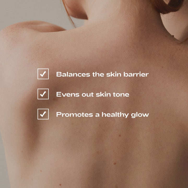 Bodyologist Skin Drencher 275 ml vartalovoide iholla teksteinä Balances skin barrier, Evens skin tone ja Healthy glow.