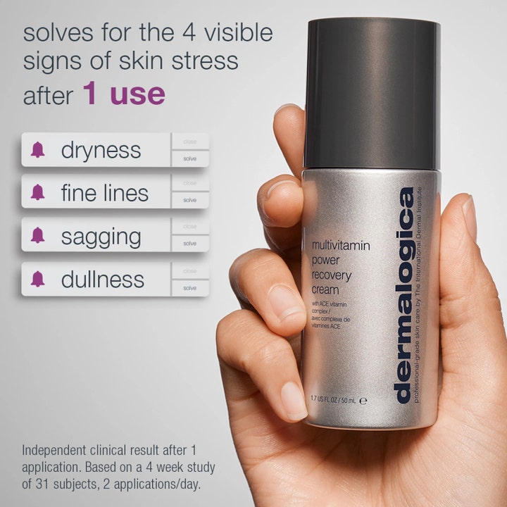 Dermalogica MultiVitamin Power Recovery Cream 50 ml elvyttävä kasvovoide hopeisessa pumppupullossa kädessä pidettynä.