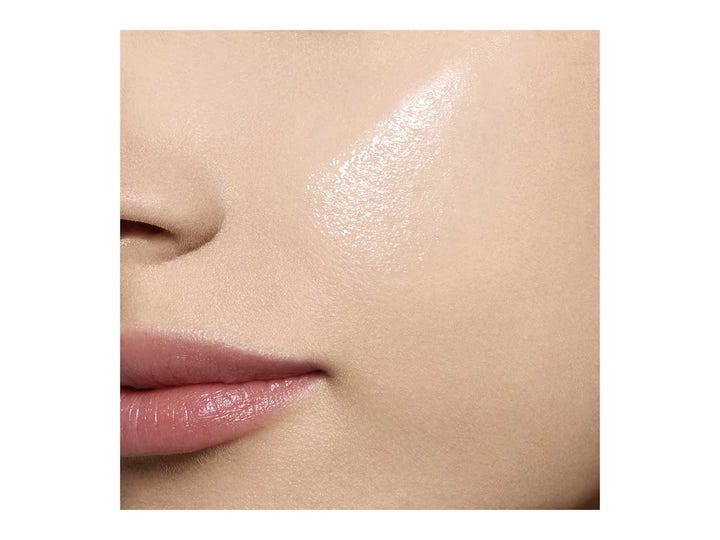 Clarins Blue Orchid Face Treatment Oil 30 ml kasvoöljy antaa iholle tervettä hehkua ja syvää kosteutusta.