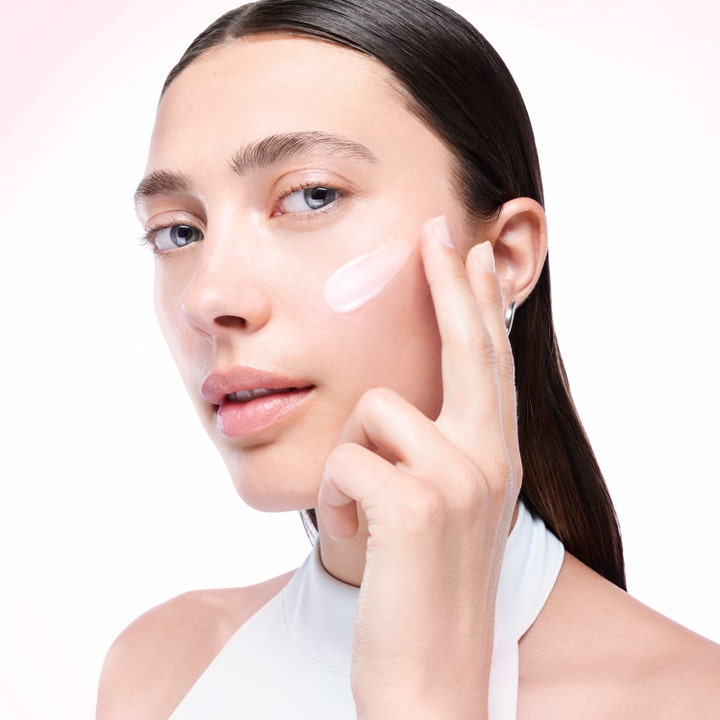 Lancôme Advanced Hydrazen Day Cream 75 ml kosteuttava päivävoide ja vaaleanpunainen voidekoostumus naisen kasvoilla