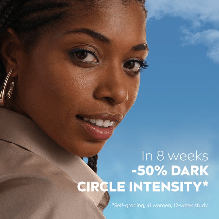 NIVEA Luminous630 Anti Dark-Spot Eye Treatment 15 ml silmänympärysvoide vähentää tummia silmänalusia, kuvassa hymyilevä nainen.