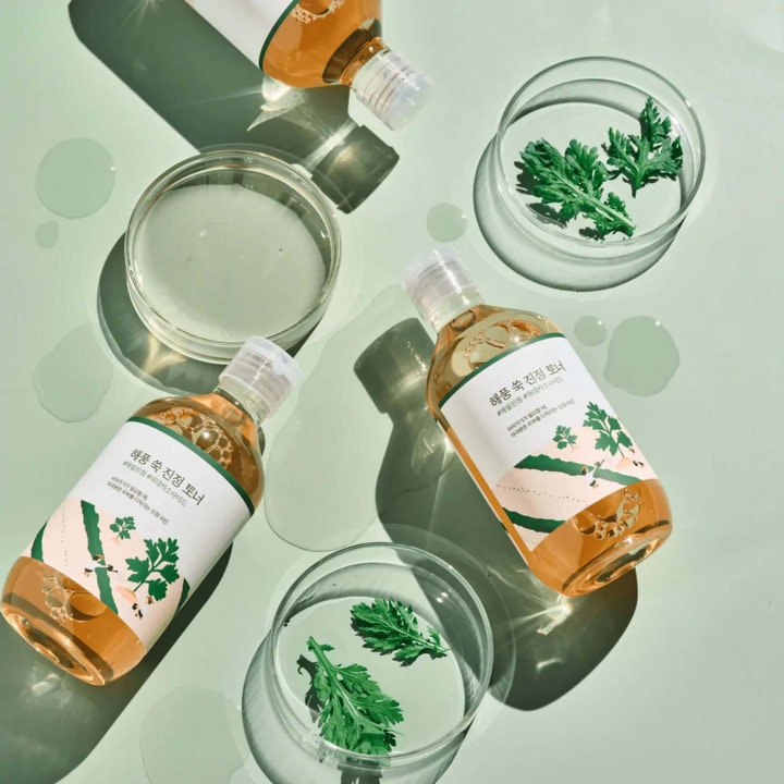 Round Lab Mugwort Calming Toner 300 ml rauhoittava kasvovesi pulloissa pujo-lehtien ja nestepisaroiden kanssa.