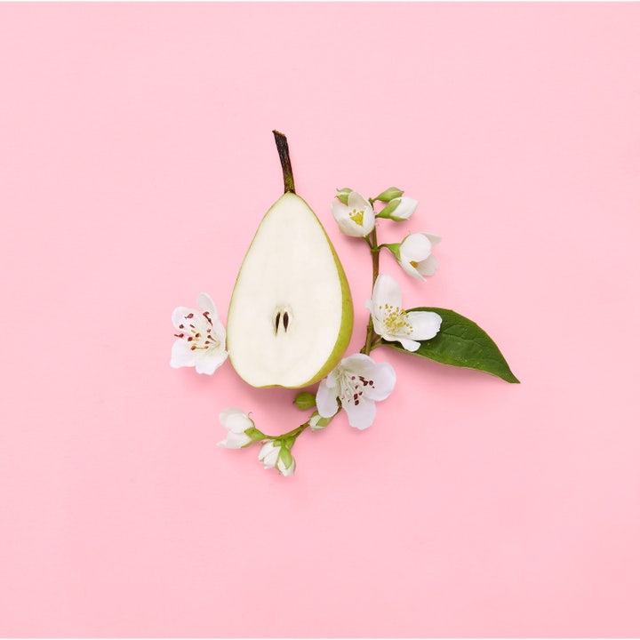 Gucci Flora Gorgeous Gardenia EdP 50 ml naisten tuoksu vaaleanpunaisessa pullossa valkoisten kukkien keskellä